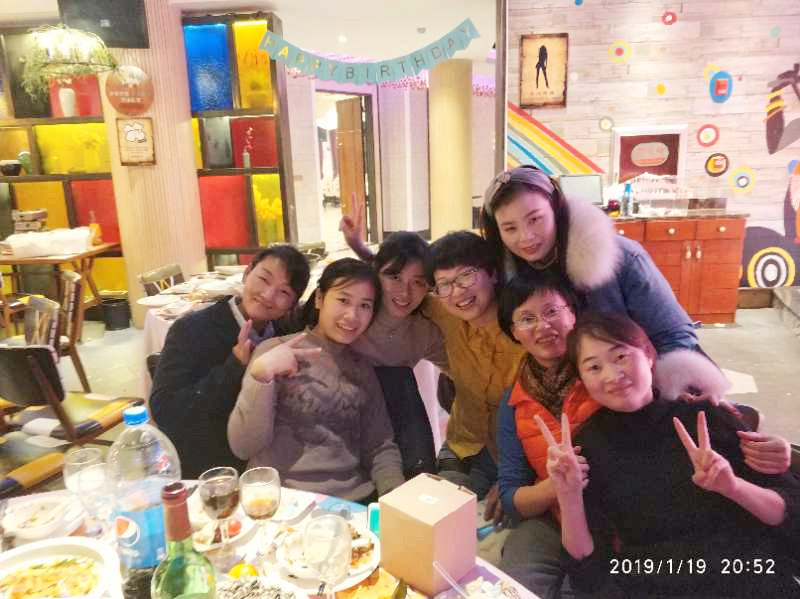 夏總和員工合影.jpg 夏總和員工合影.jpg