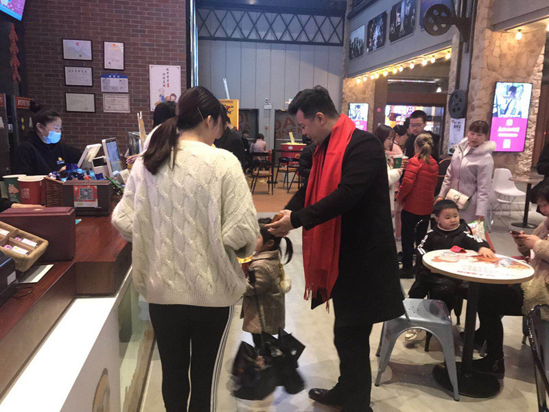 大年初一運營同仁給客戶拜年送禮_副本.jpg 大年初一運營同仁給客戶拜年送禮_副本.jpg